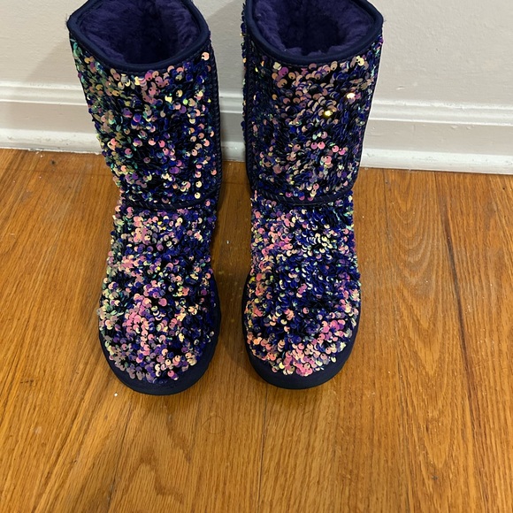 SALE!  UGG CLASSIC SHORT STELLAR SEQUIN MEDALLION SPARKLING BOOTS - Picture 2 of 11